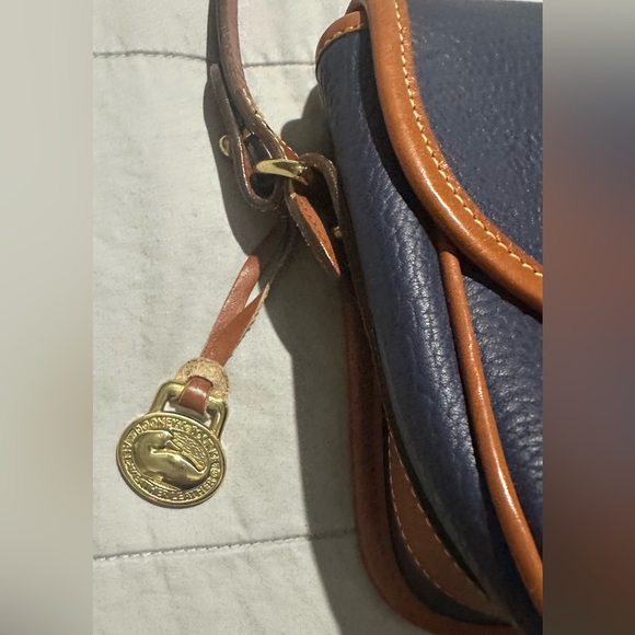 Dooney&Bourke Vintage Equestrian Bag-Navy pebbled leather with British tan trim - Picture 2 of 9